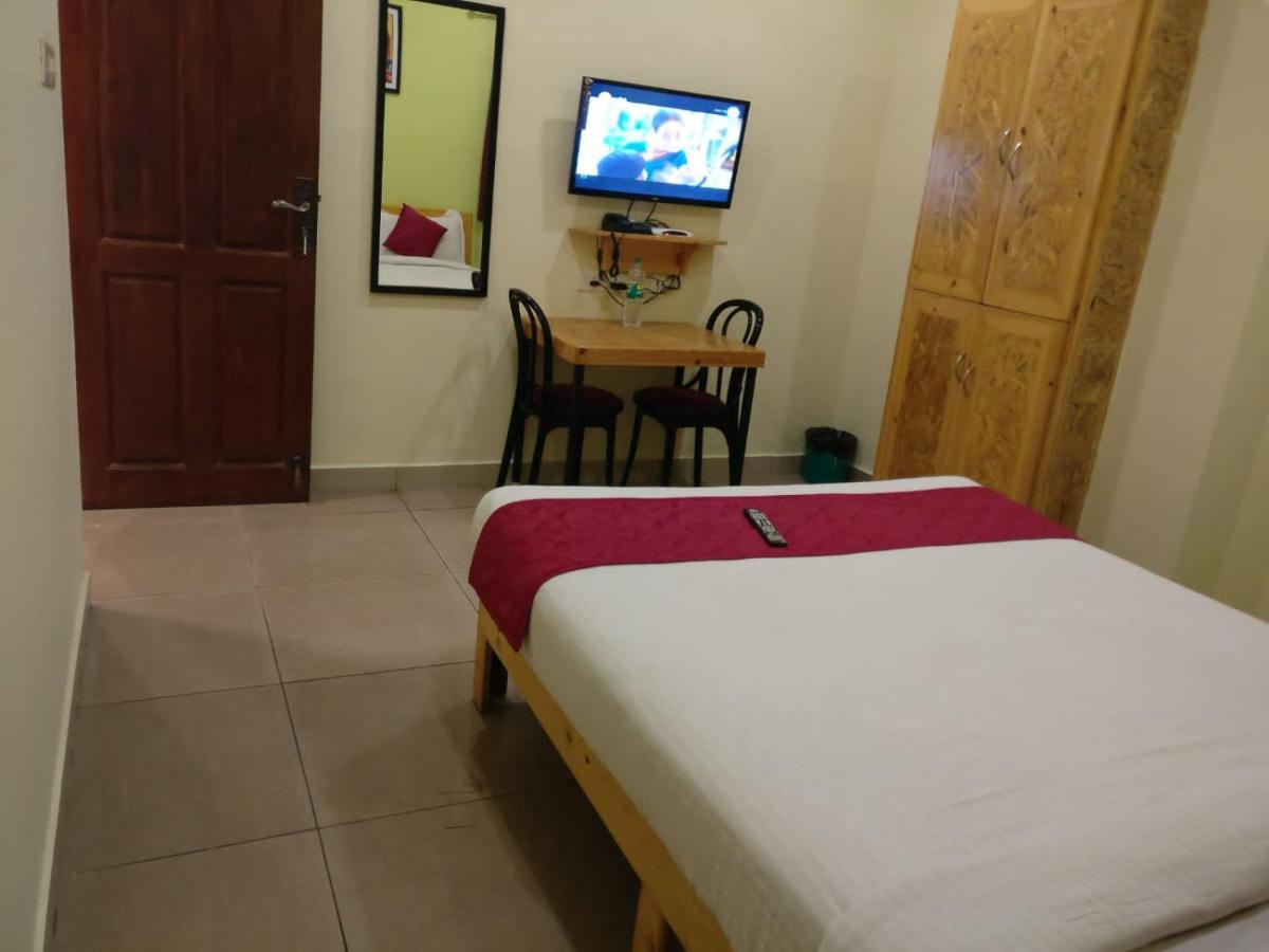 Chaplin Hotel بونديتْشيري المظهر الخارجي الصورة