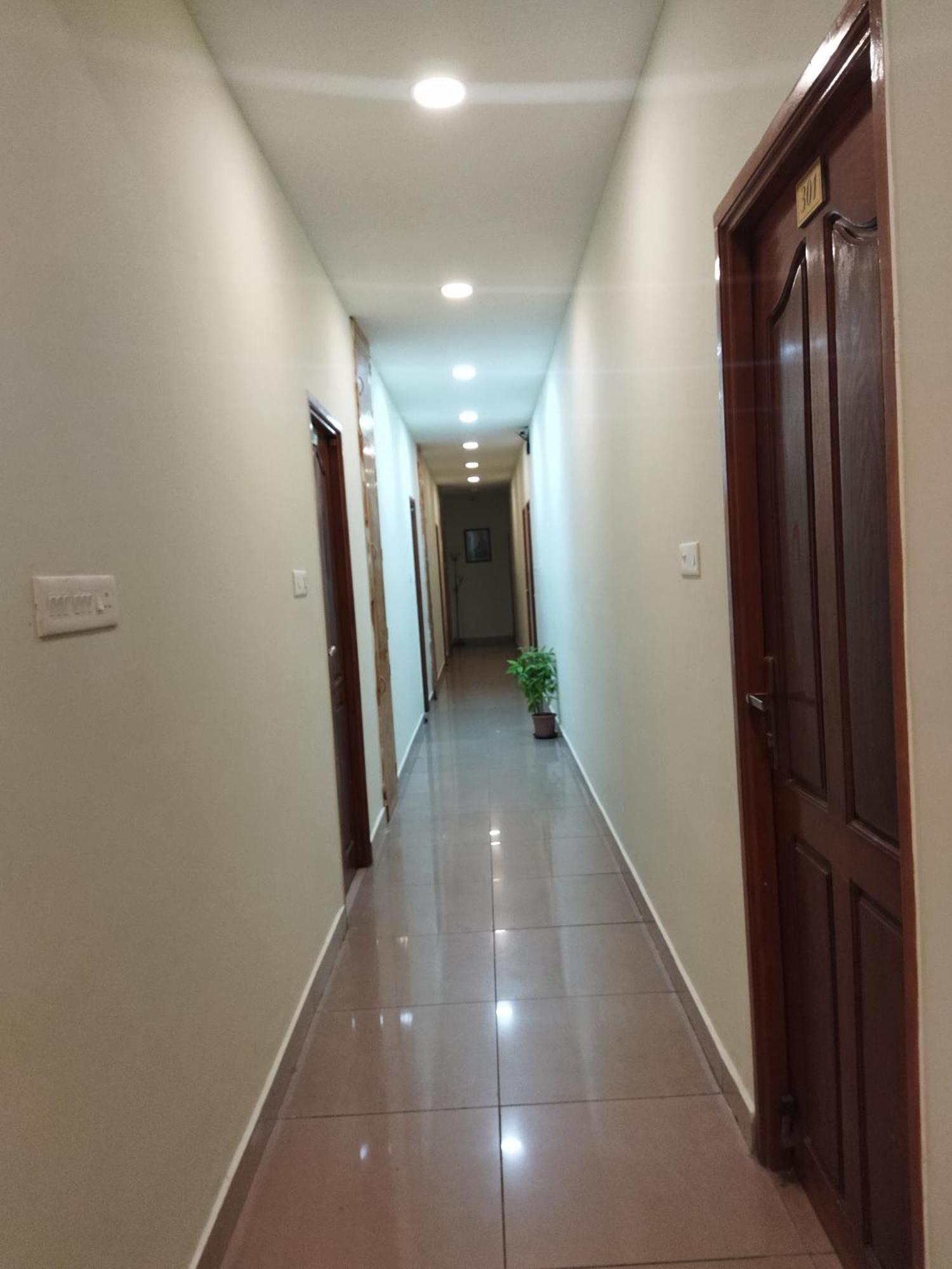 Chaplin Hotel بونديتْشيري المظهر الخارجي الصورة
