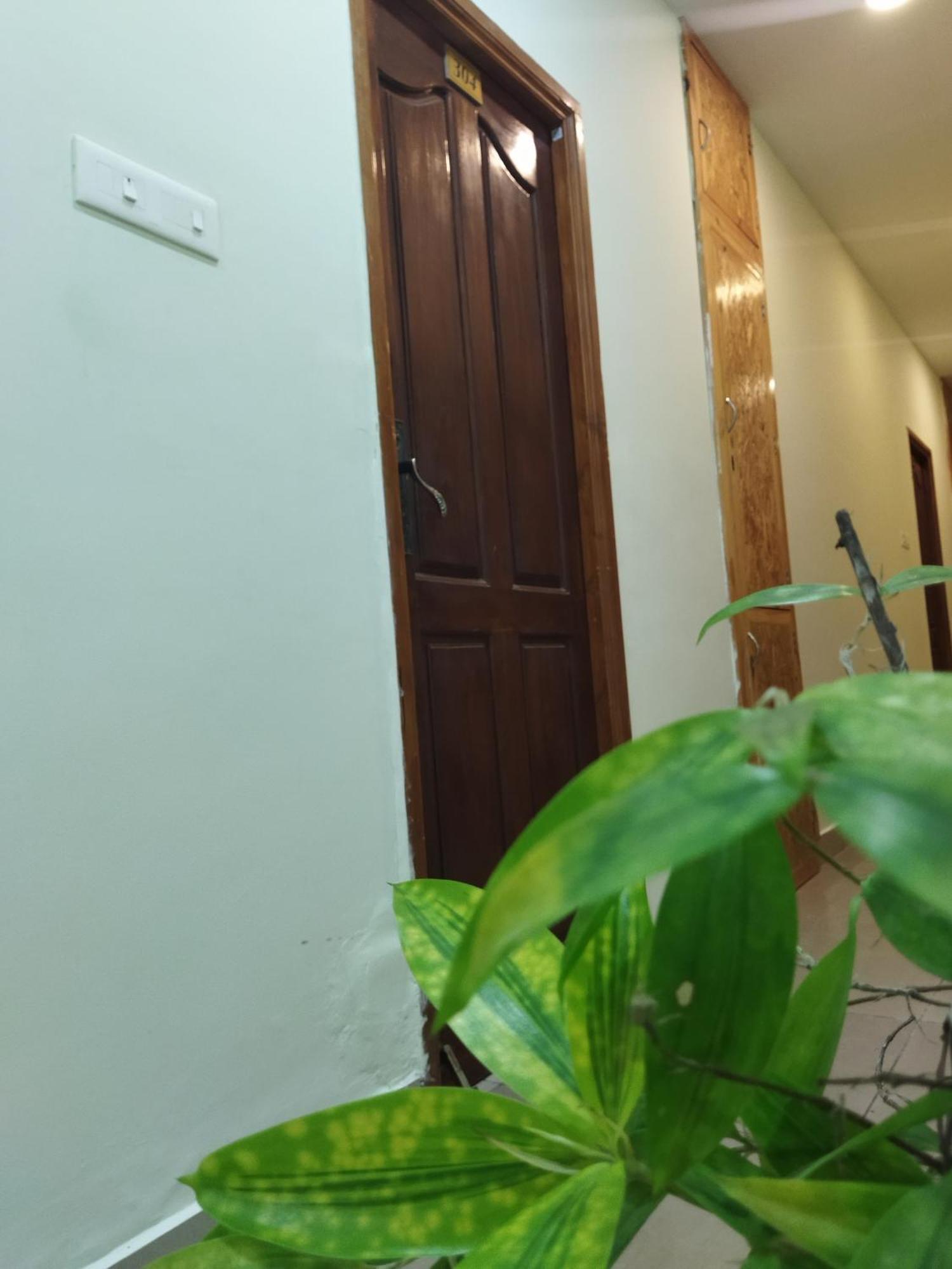 Chaplin Hotel بونديتْشيري المظهر الخارجي الصورة