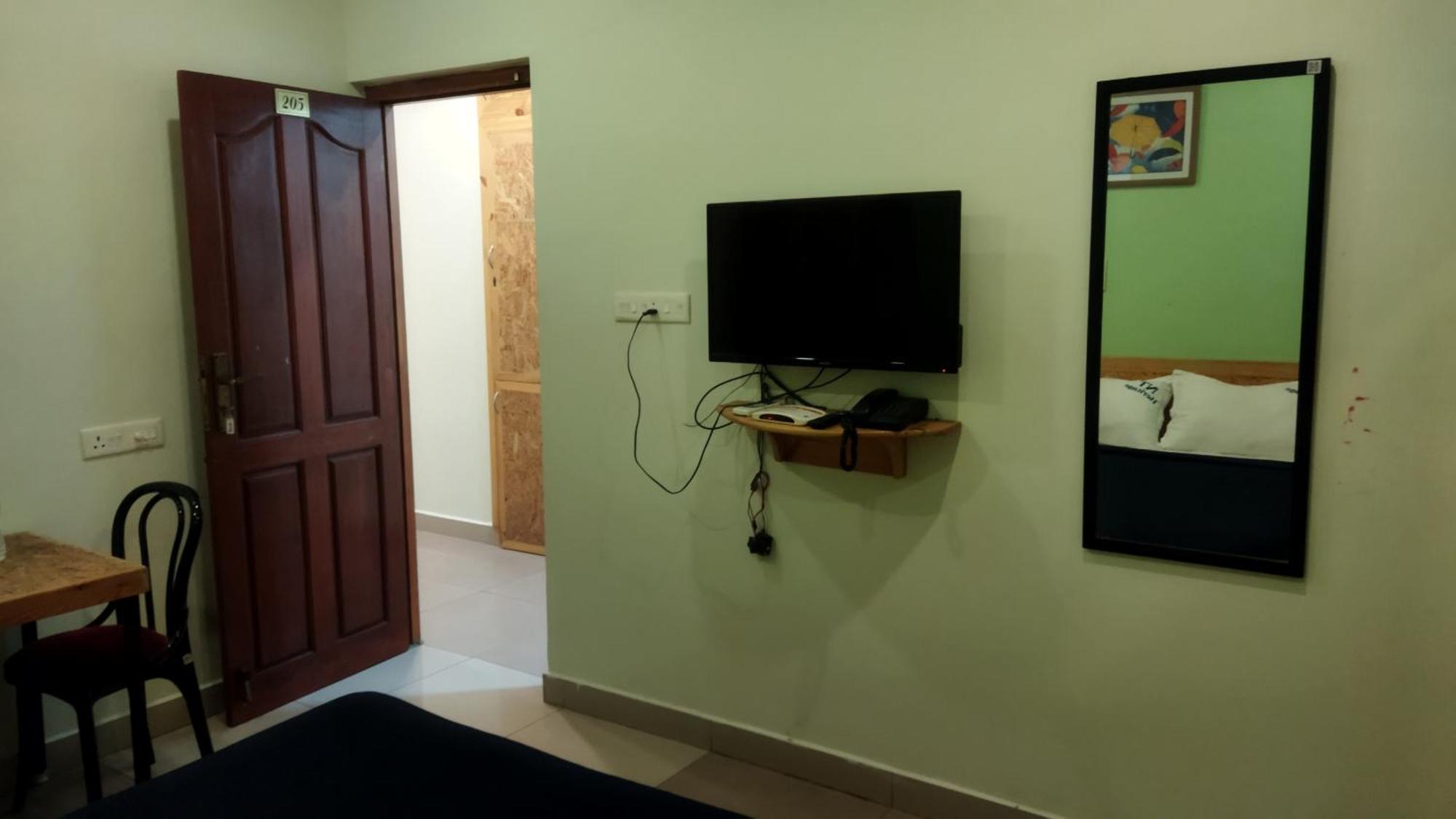 Chaplin Hotel بونديتْشيري المظهر الخارجي الصورة