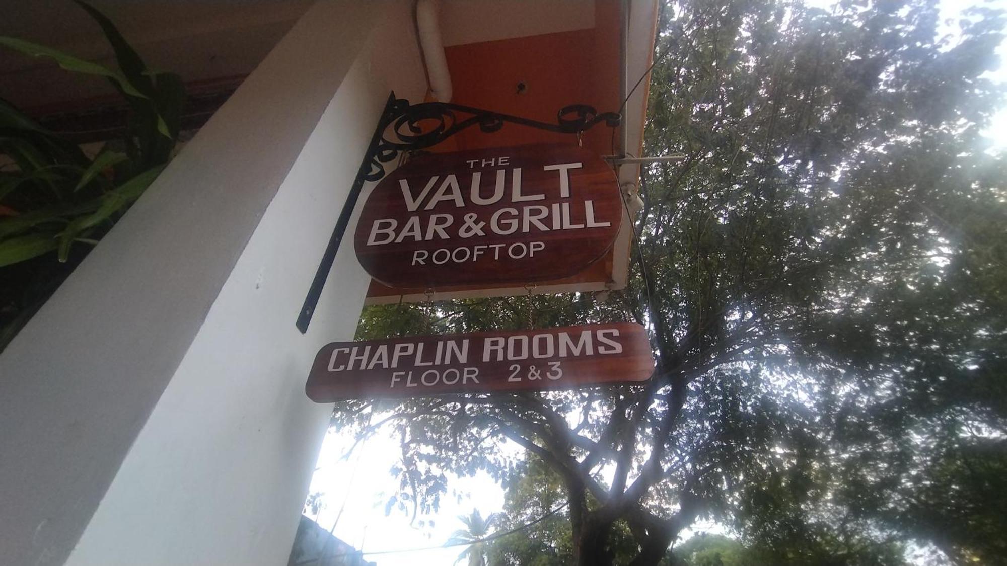 Chaplin Hotel بونديتْشيري المظهر الخارجي الصورة