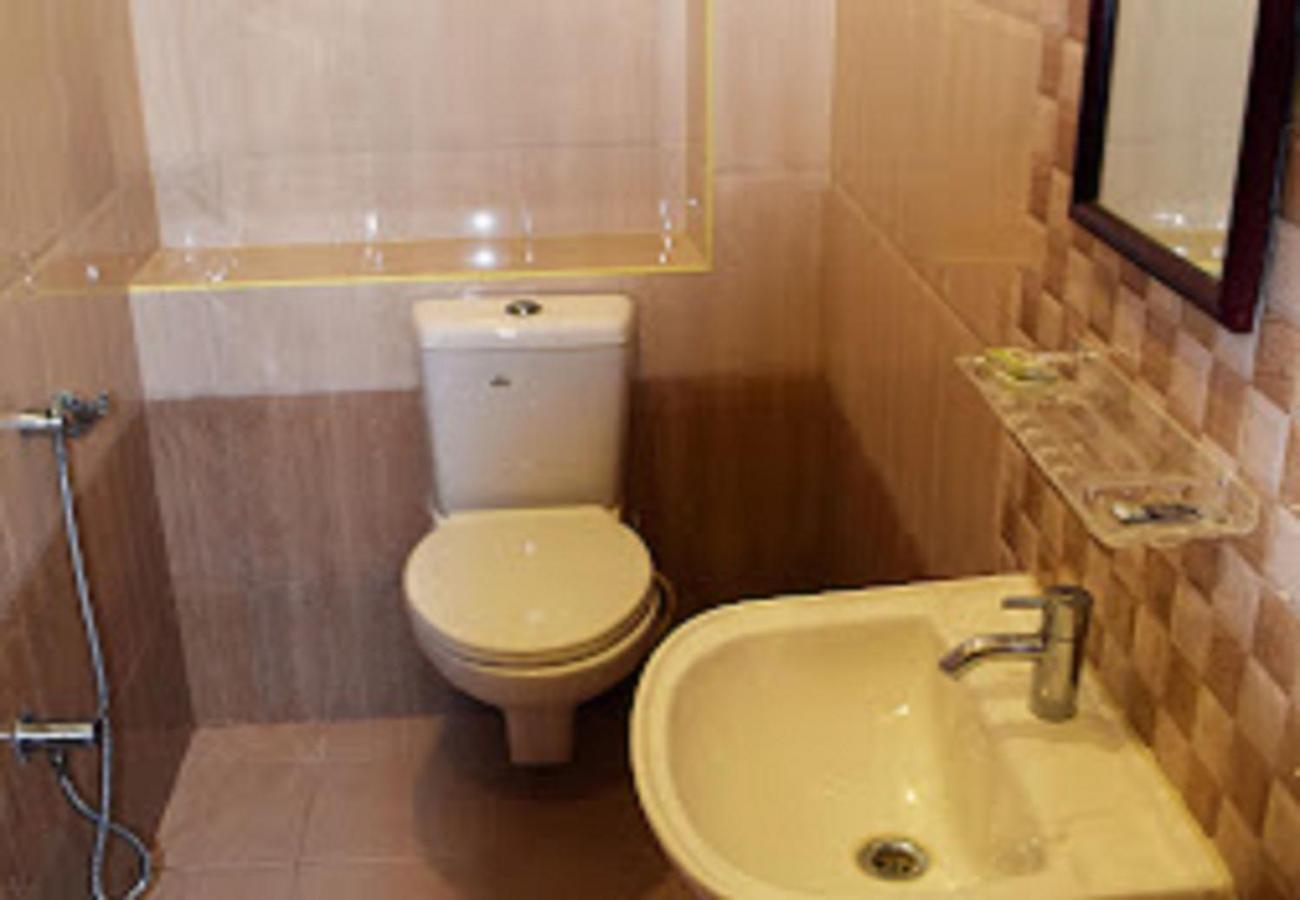 Chaplin Hotel بونديتْشيري المظهر الخارجي الصورة