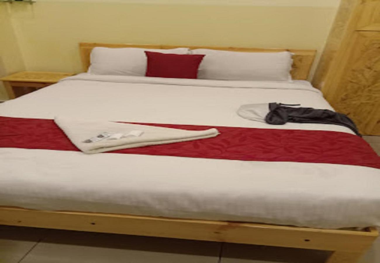 Chaplin Hotel بونديتْشيري المظهر الخارجي الصورة