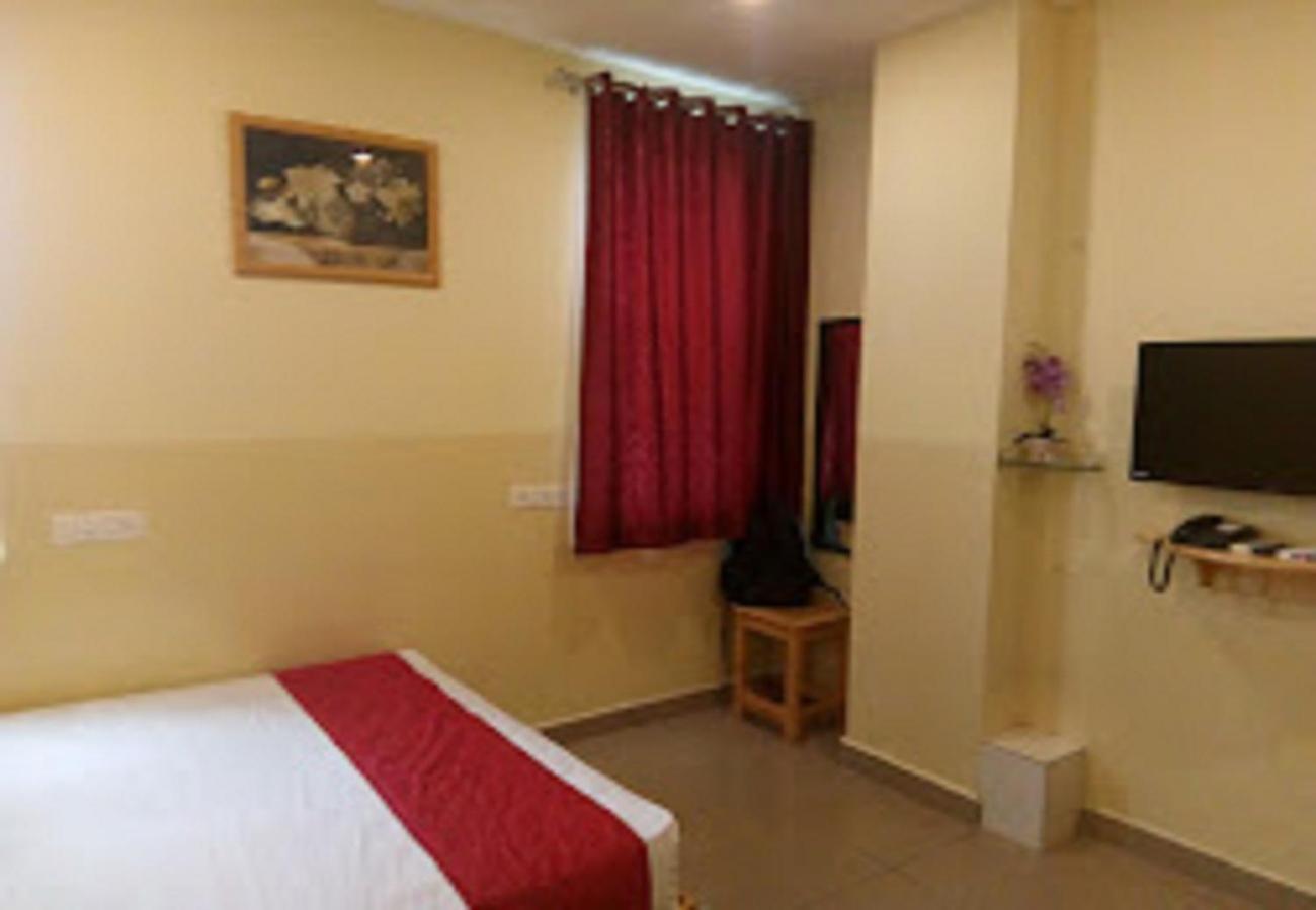 Chaplin Hotel بونديتْشيري المظهر الخارجي الصورة