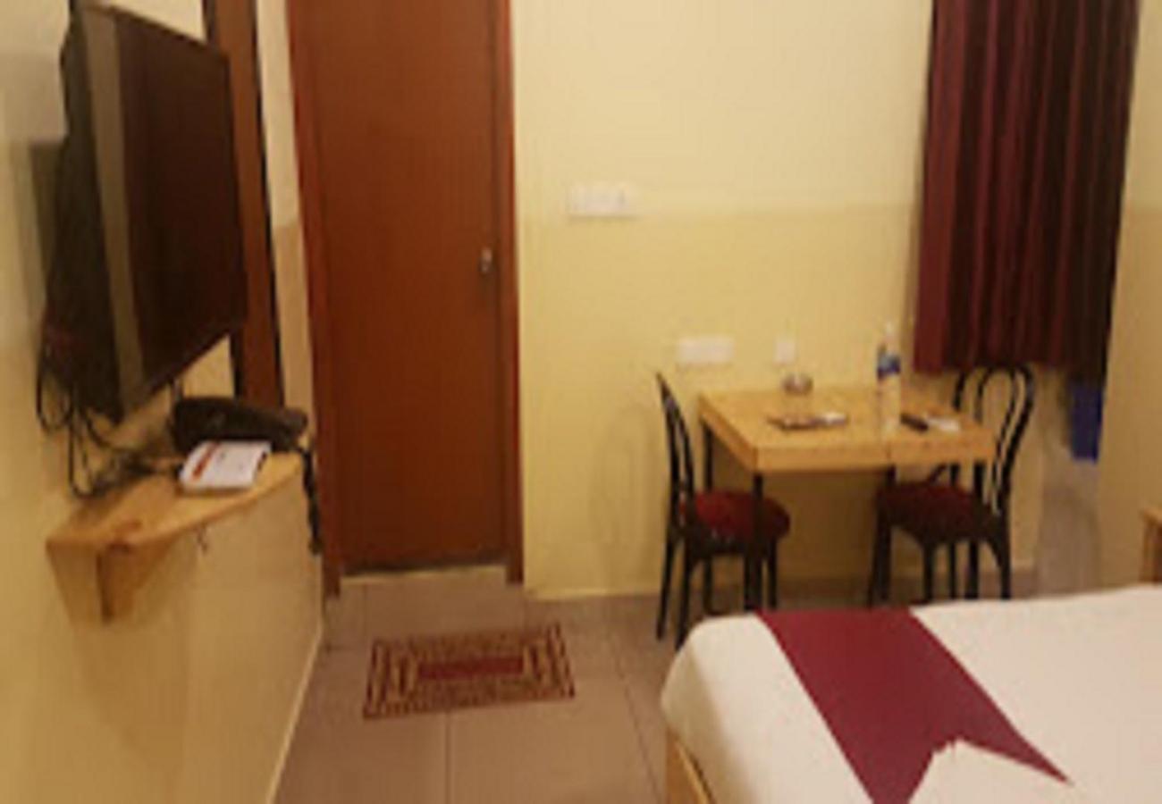 Chaplin Hotel بونديتْشيري المظهر الخارجي الصورة