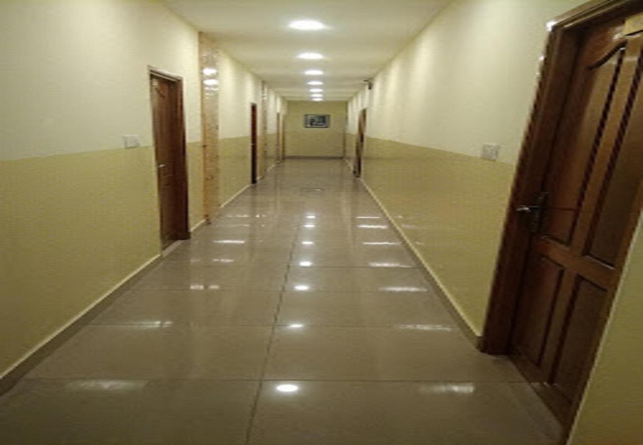 Chaplin Hotel بونديتْشيري المظهر الخارجي الصورة