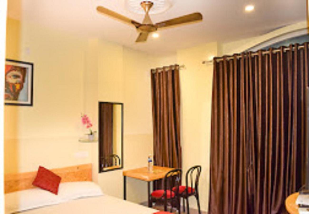 Chaplin Hotel بونديتْشيري المظهر الخارجي الصورة