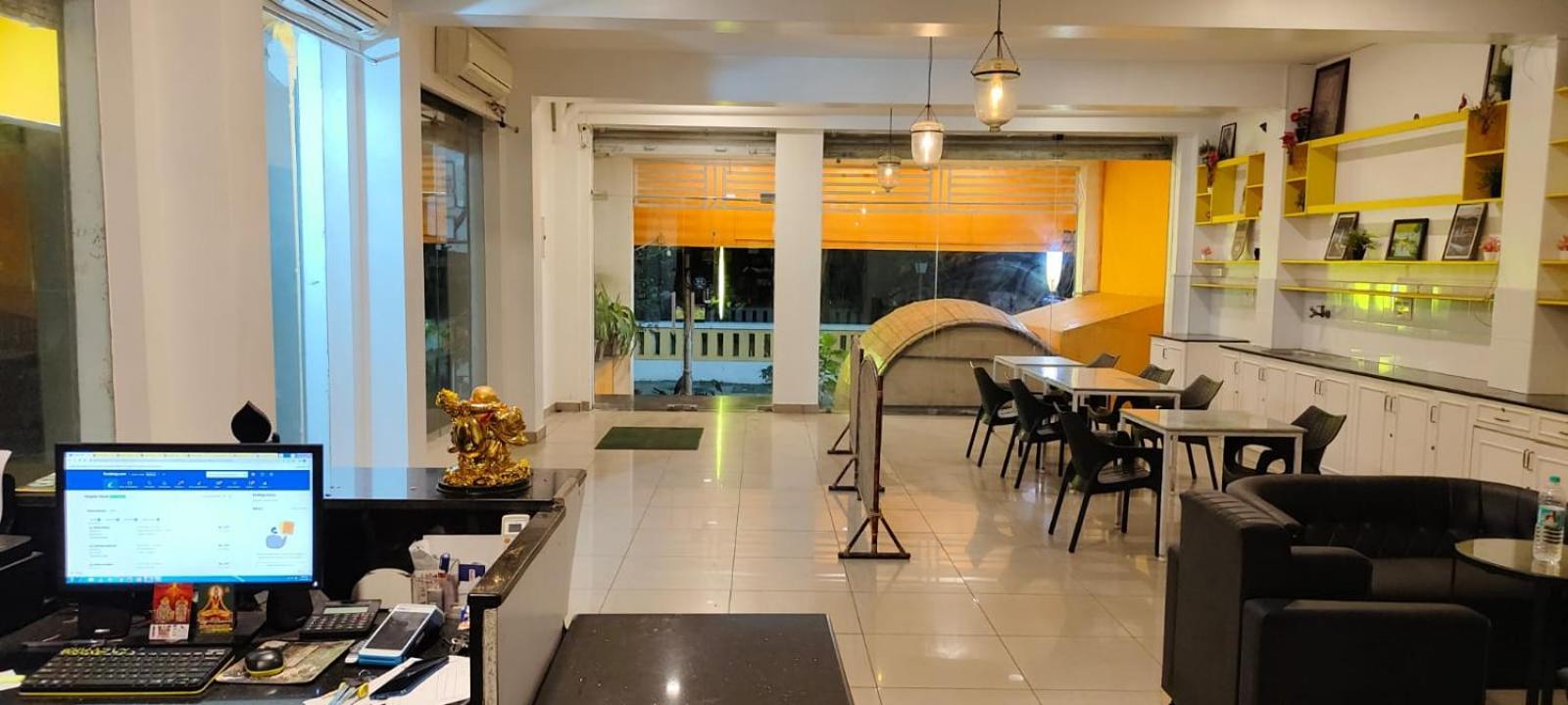 Chaplin Hotel بونديتْشيري المظهر الخارجي الصورة