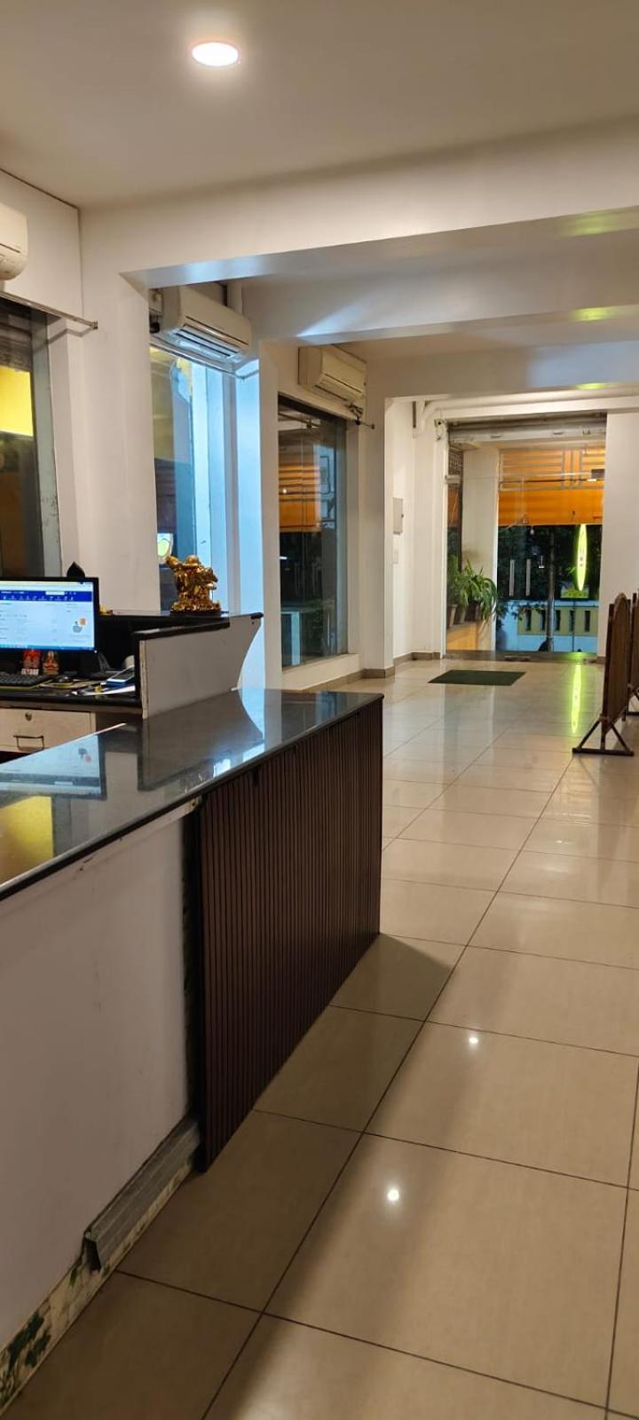 Chaplin Hotel بونديتْشيري المظهر الخارجي الصورة