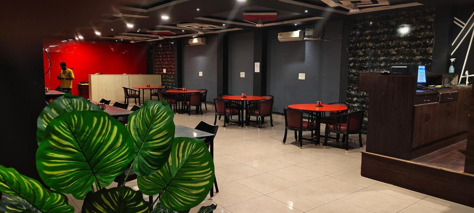 Chaplin Hotel بونديتْشيري المظهر الخارجي الصورة